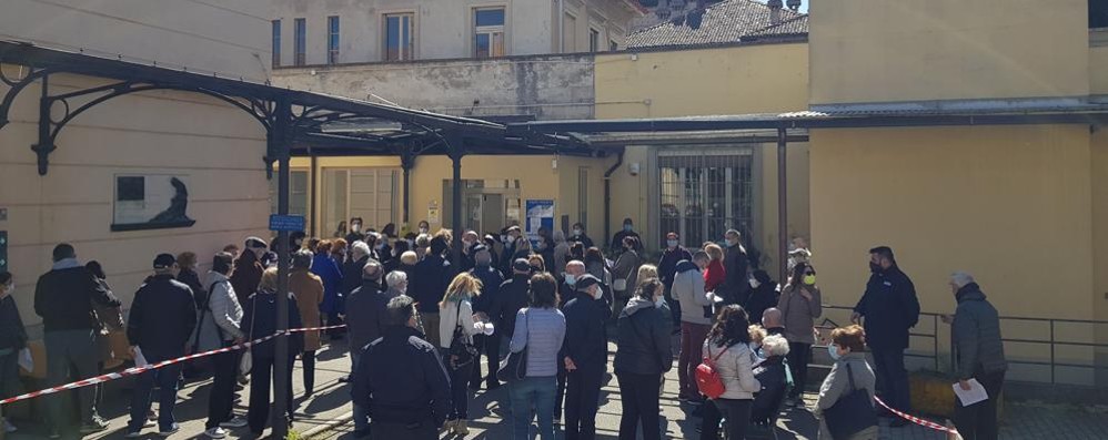 Monza vaccini ospedale vecchio assembramento anziani martedì 6 aprile - foto da un lettore