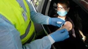 Le vaccinazioni in auto all’ex Fiera di Monza