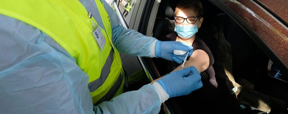 Le vaccinazioni in auto all’ex Fiera di Monza