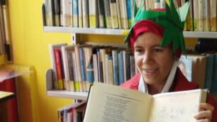 Lucia Consonni vestita da Dante per spiegare il poeta ai bambini