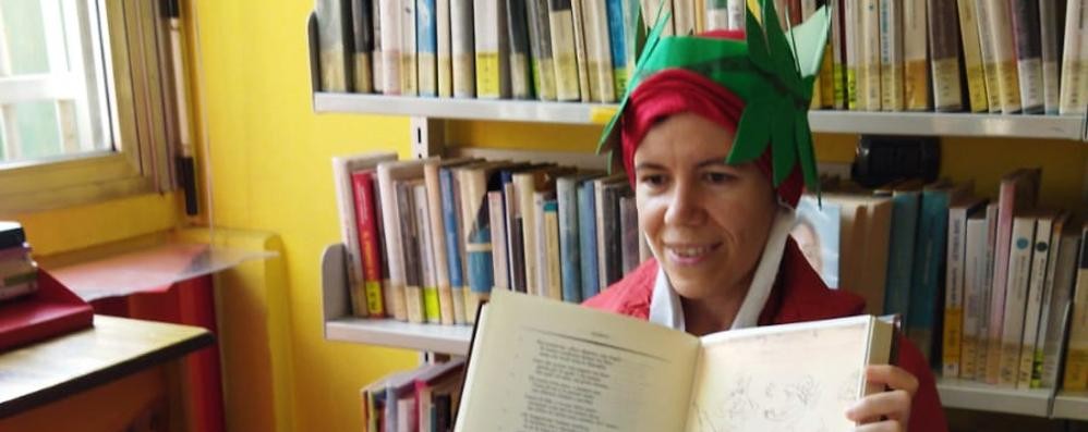 Lucia Consonni vestita da Dante per spiegare il poeta ai bambini