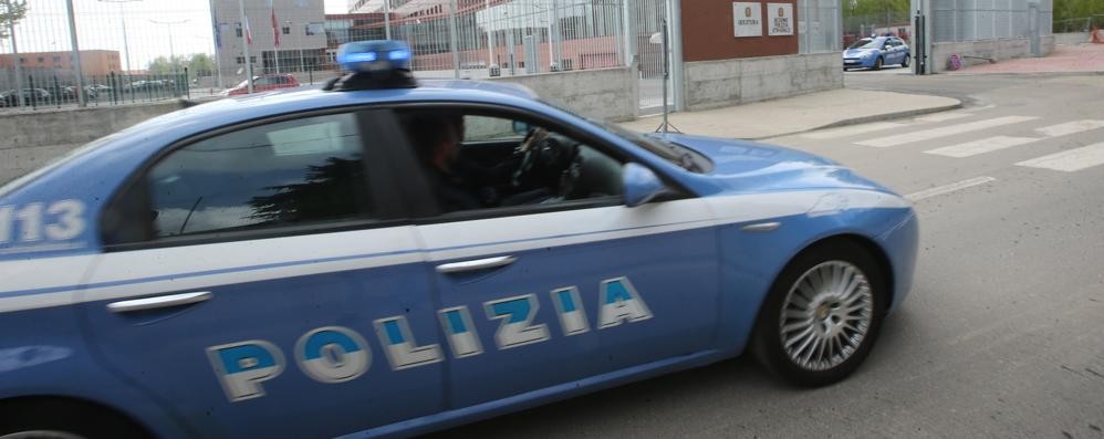 Monza, la Polizia di Stato, intervenuta per una lite, scopre un etto di hashish in una casa