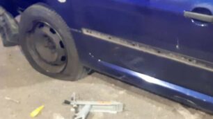 La ruota dell’auto danneggiata
