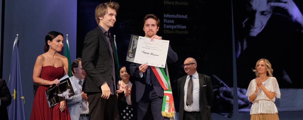Il Concorso Pozzoli torna in presenza: Evgeny Konnov, vincitore dell'edizione 2019, con il sindaco Alberto Rossi