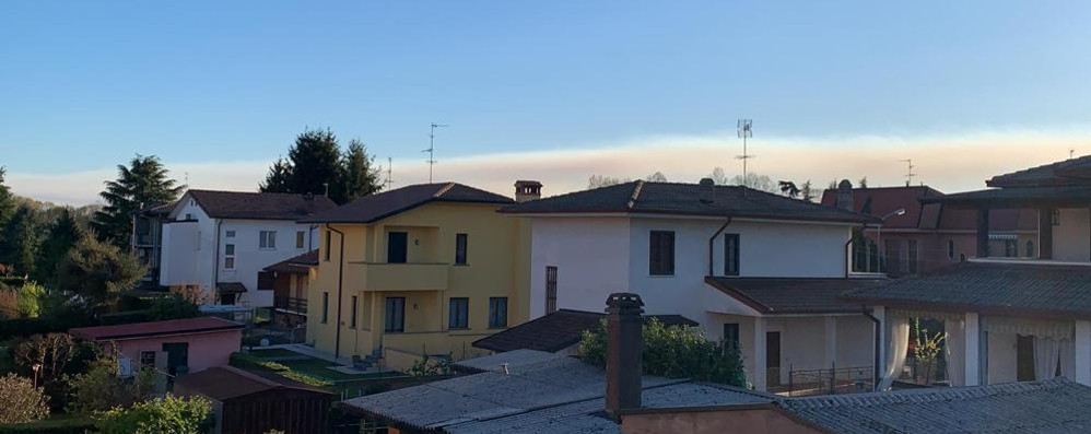 Nuvole fumo incendio Verbano Cusio Ossola visto dal Vimercatese, da Lesmo
