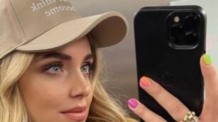 Chiara Ferragni indossa un cappellino della linea “Become One” di Nicoletta Lo Monaco