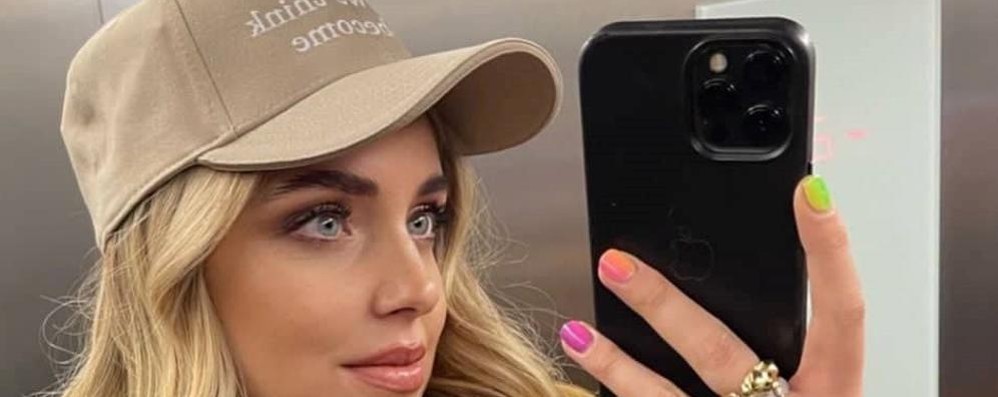 Chiara Ferragni indossa un cappellino della linea “Become One” di Nicoletta Lo Monaco