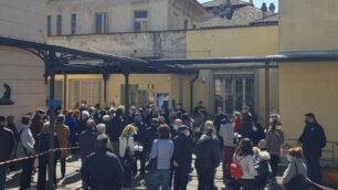 Monza vaccini ospedale vecchio assembramento anziani martedì 6 aprile - foto da un lettore