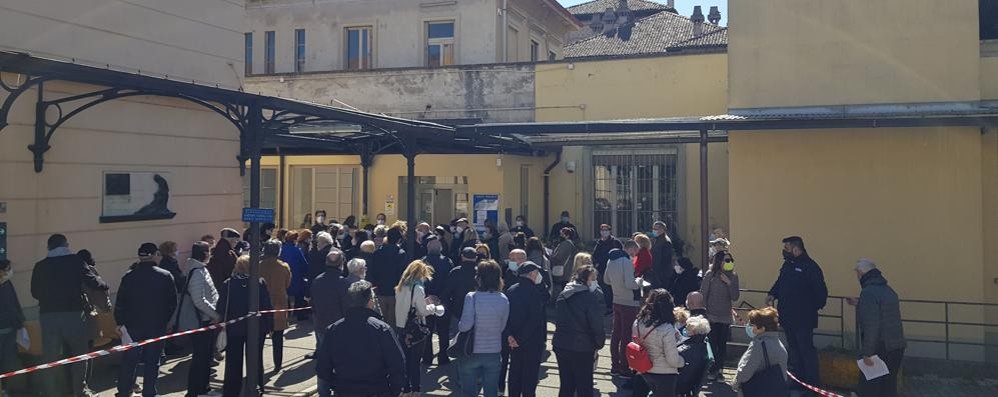 Monza vaccini ospedale vecchio assembramento anziani martedì 6 aprile - foto da un lettore