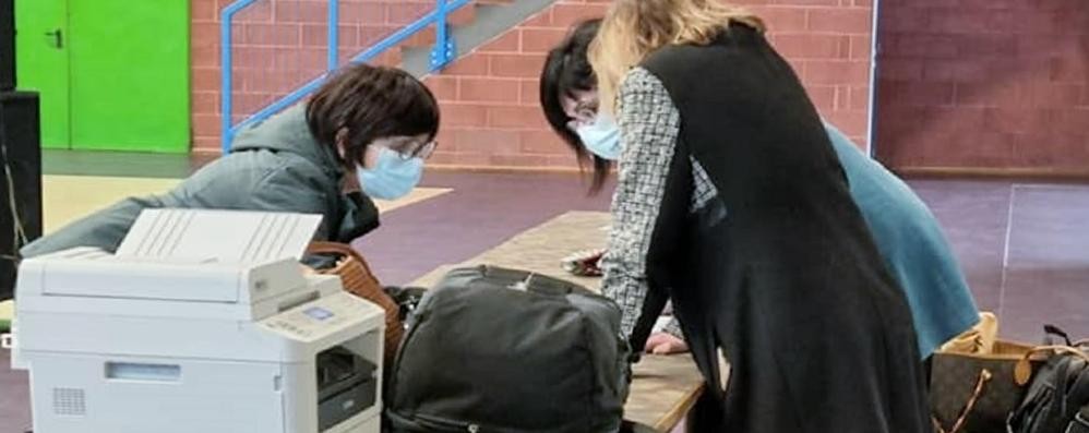 Lo staff della Corona Ferrea al lavoro al tavolo