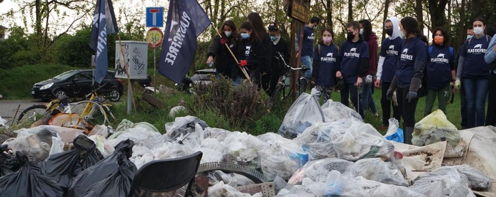 Rifiuti sul Villoresi a Monza