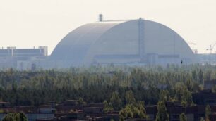 La centrale nucleare di Chernobyl ricoperta