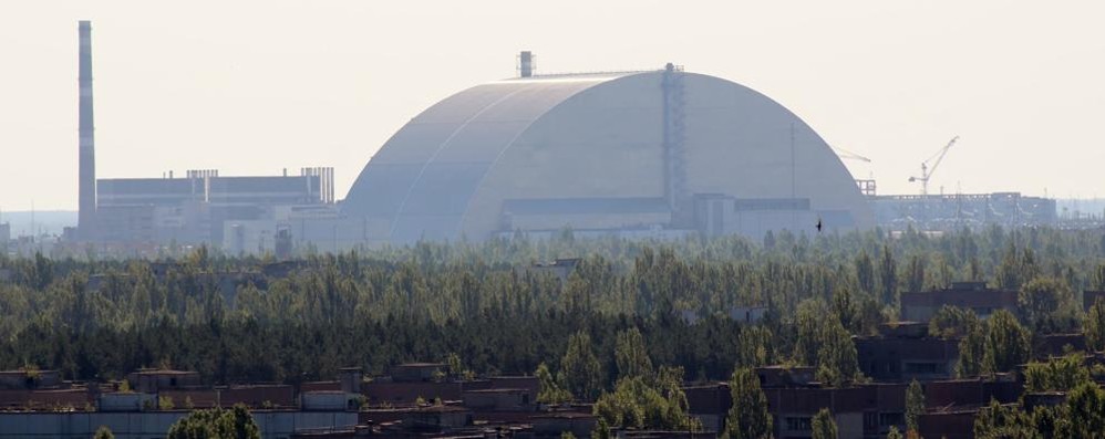 La centrale nucleare di Chernobyl ricoperta