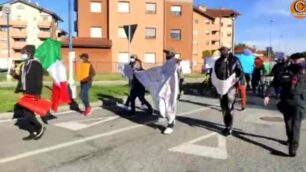 Richiedenti asilo in marcia: cori e cartelli per chiedere i documenti