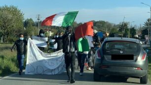 Camparada richiedenti asilo in marcia verso questura Monza per chiedere documenti