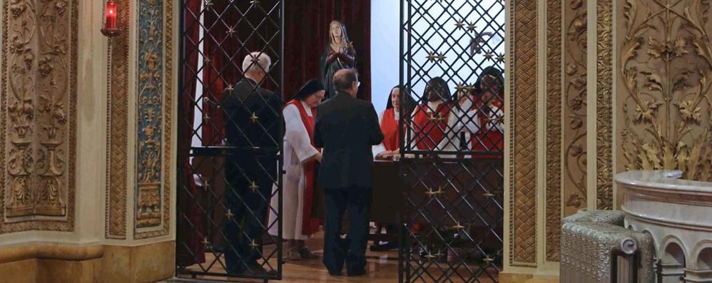 Monza: la visita dell’arcivescovo Delpini alle Sacramentine nel 2017