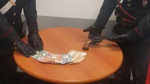 I carabinieri di Senago con il denaro e la pistola giocattolo usata durante la rapina