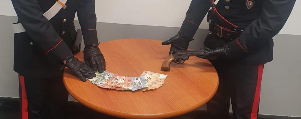 I carabinieri di Senago con il denaro e la pistola giocattolo usata durante la rapina