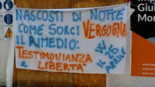 Lo striscione in risposta ai fatti della notte