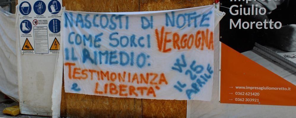 Lo striscione in risposta ai fatti della notte