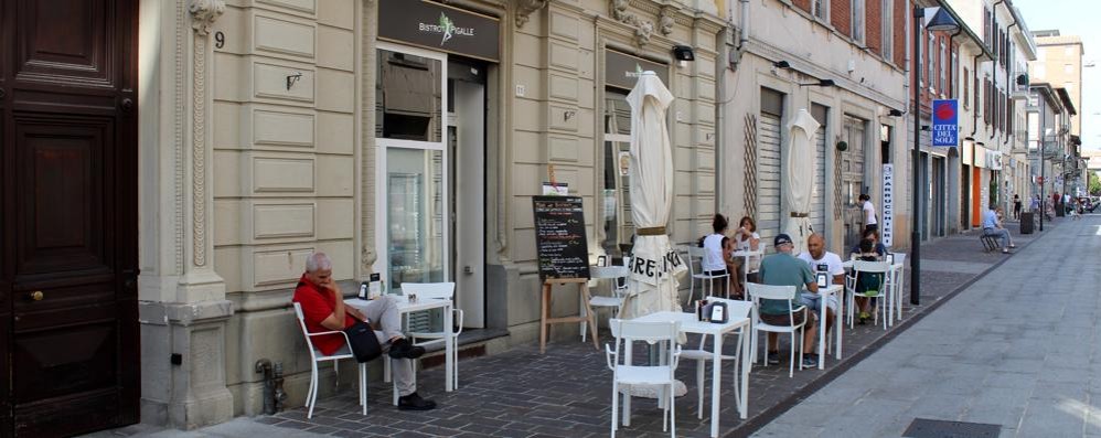 Un esercizio con i tavoli all'esterno in via Umberto I