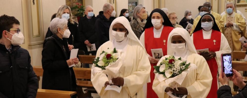 L'ingresso in chiesa delle due novizie (foto Volonterio)