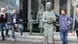 Le statue di bronzo dell'artista Paleari (ultimo a destra) che rappresentano quattro tipo diversi di mamma