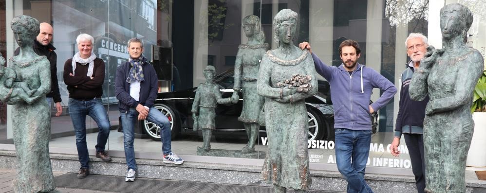 Le statue di bronzo dell'artista Paleari (ultimo a destra) che rappresentano quattro tipo diversi di mamma