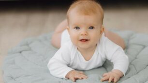 Tummy time del neonato - foto bristekjegor/it.freepik.com