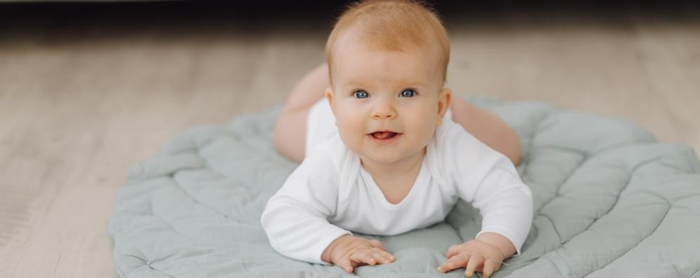 Tummy time del neonato - foto bristekjegor/it.freepik.com