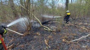 I vigili del fuoco impegnati a Meda