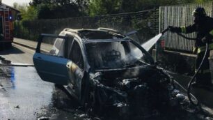 L’auto incendiata a Vedano
