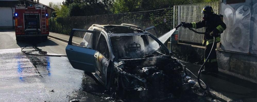 L’auto incendiata a Vedano