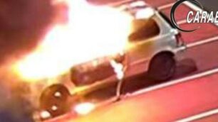 L’auto incendiata