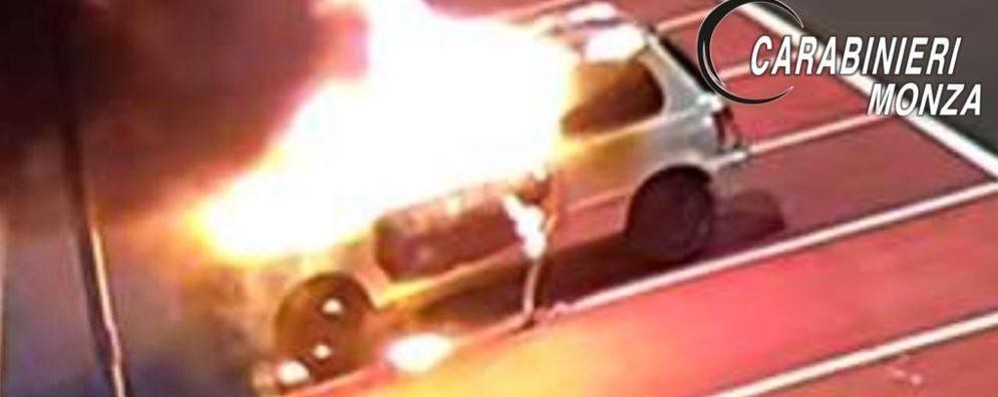 L’auto incendiata