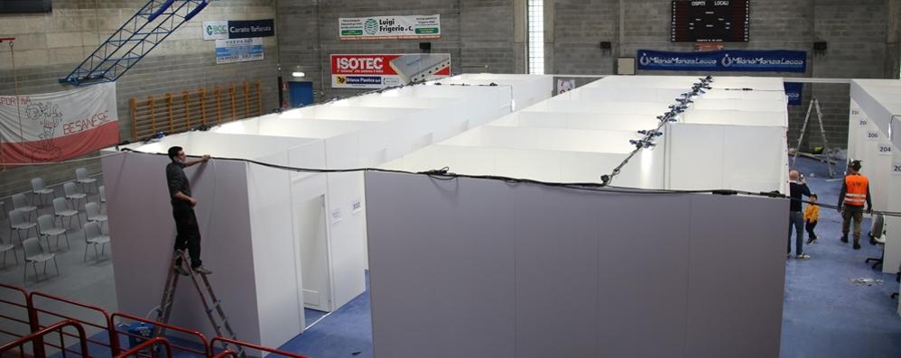 L’allestimento del centro vaccinale di Besana