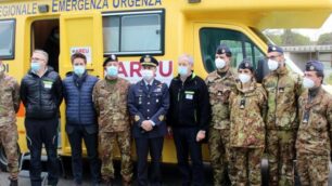 Guido Bertolaso con il sindaco Alberto Rossi, il generale Francesco Vestito ed il personale medico dell'Aeronautica