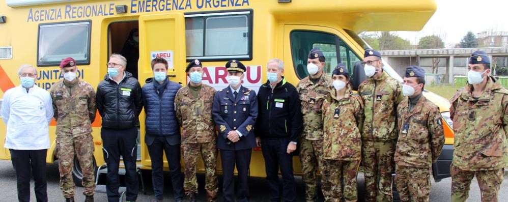 Guido Bertolaso con il sindaco Alberto Rossi, il generale Francesco Vestito ed il personale medico dell'Aeronautica