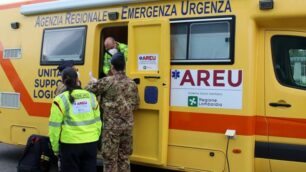 L'unità di supporto logistico dell'Areu, all'esterno del centro vaccinale