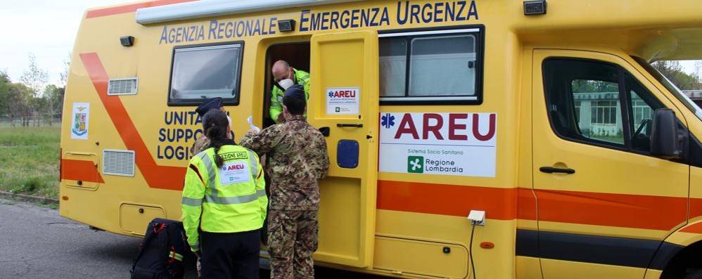 L'unità di supporto logistico dell'Areu, all'esterno del centro vaccinale