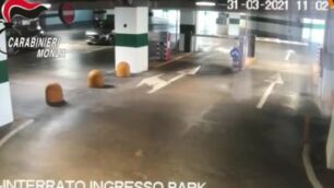 Vimercate: con il lampeggiante blu nel parcheggio delle Torri Bianche