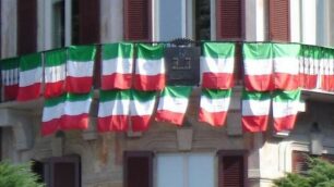 Villa Borella, sede del municipio, con le bandiere tricolori