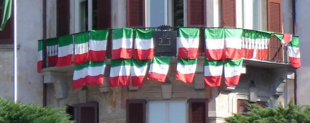 Villa Borella, sede del municipio, con le bandiere tricolori