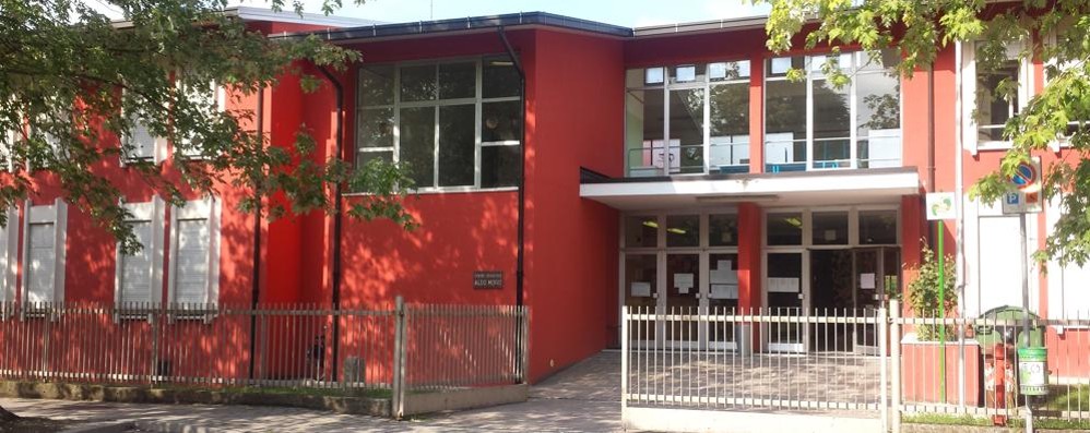 Un'immagine dell'ingresso della scuola elementare di Carnate