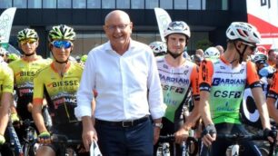 Luciano Caspani davanti alla sede della sua azienda, in occasione della partenza della Coppa Agostoni di ciclismo