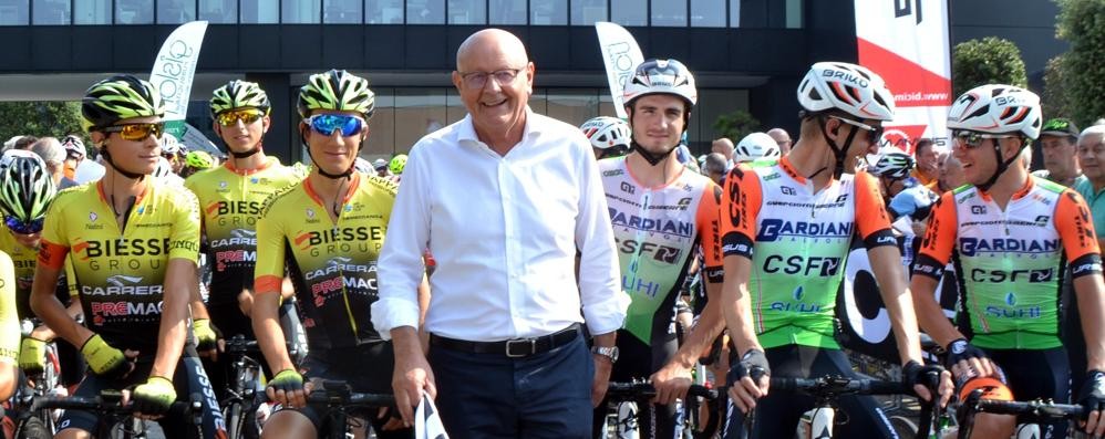 Luciano Caspani davanti alla sede della sua azienda, in occasione della partenza della Coppa Agostoni di ciclismo
