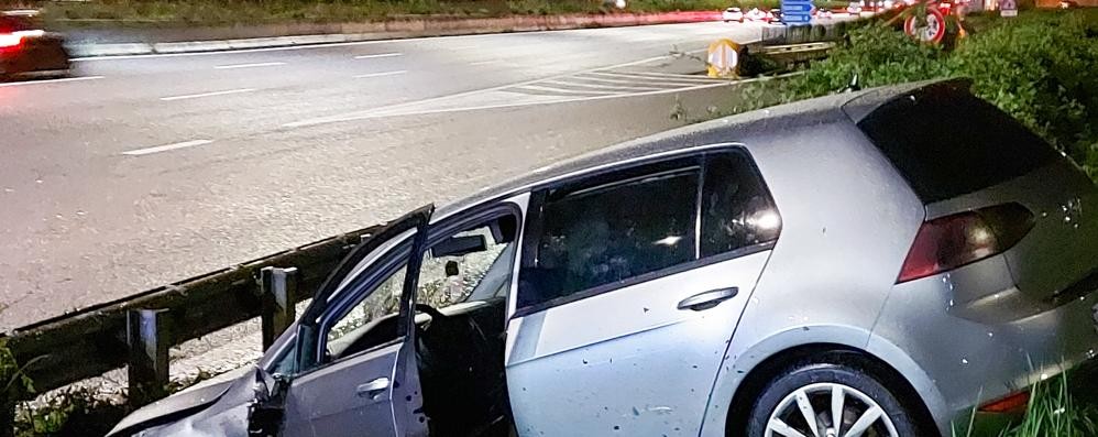 Auto fuori strada tra via Della Valle e SS36 Carate Brianza, coinvolto 25enne. Sul posto i Vigili del fuoco di Seregno.