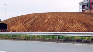 La “montagnetta” accanto allo svincolo della Valassina, a Lissone