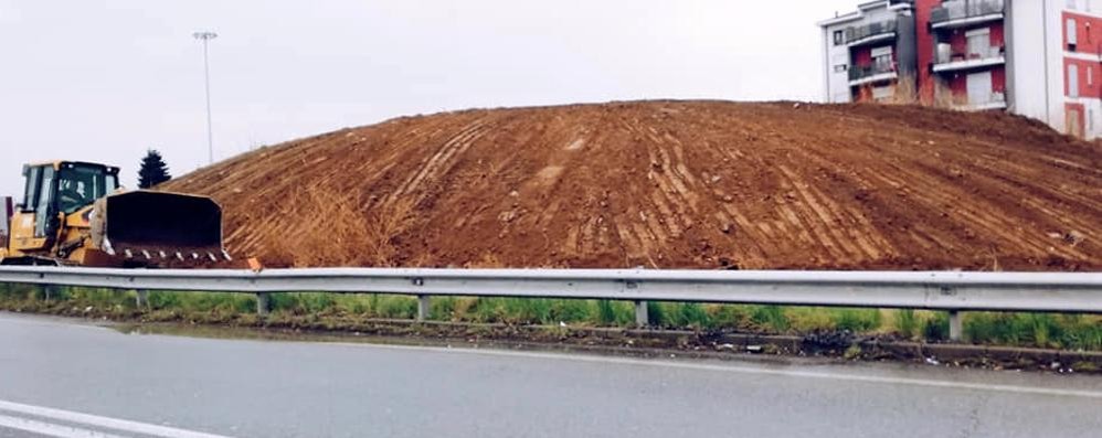 La “montagnetta” accanto allo svincolo della Valassina, a Lissone