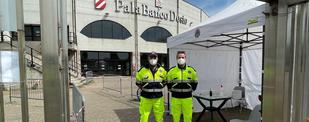 Volontari protezione civile franco raso macherio sovico assistenza vaccinazioni covid a desio